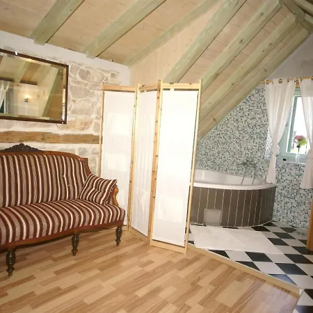 Lägenhet Traditional House With Two