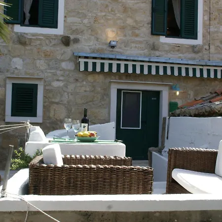 Traditional House With Two Apartments Vis