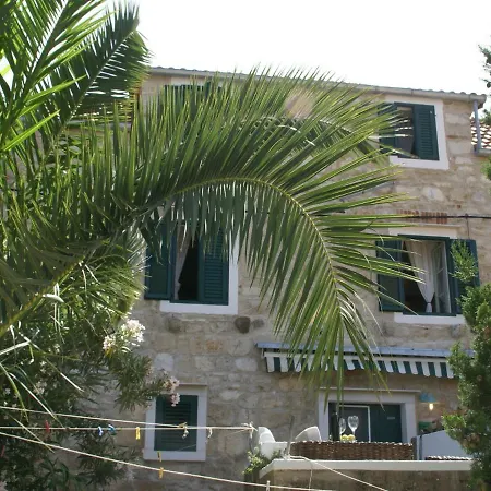 Traditional House With Two Apartments Vis