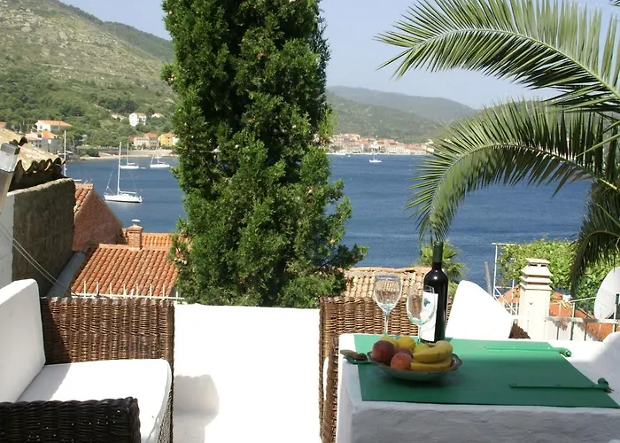 Traditional House With Two וויס