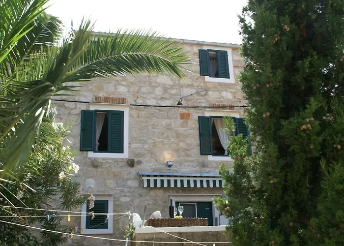 Traditional House With Two דירה